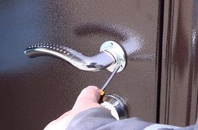 Замена дверной ручки металлической двери в Кондрово