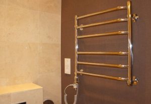 Установка электрического полотенцесушителя в ванной в Кондрово